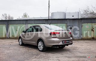 BLACKOUT EDITION. Лип спойлер крашенный Черный глянец для VW Polo Liftback 2020 - 2023 + УСТАНОВОЧНЫЙ КОМПЛЕКТ